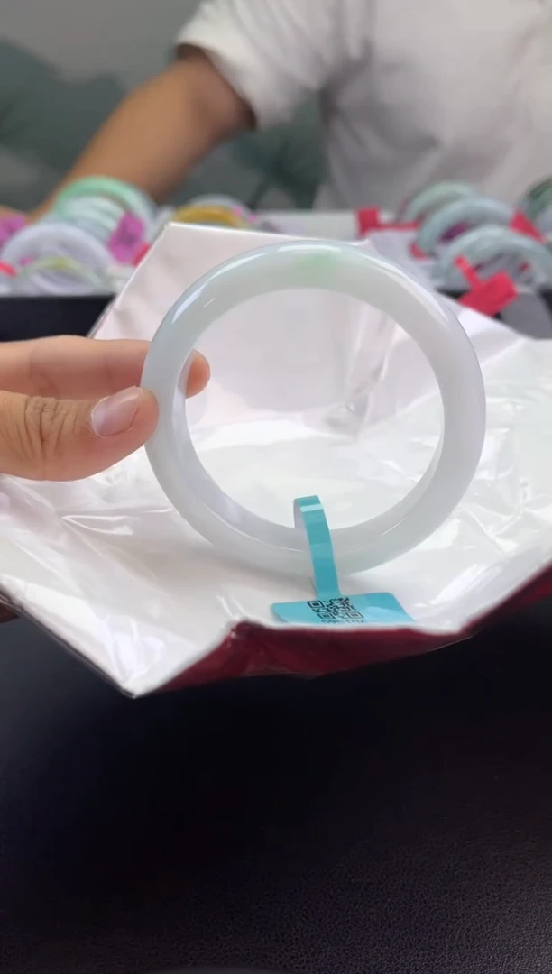 翡翠手镯未镶嵌翡翠手镯