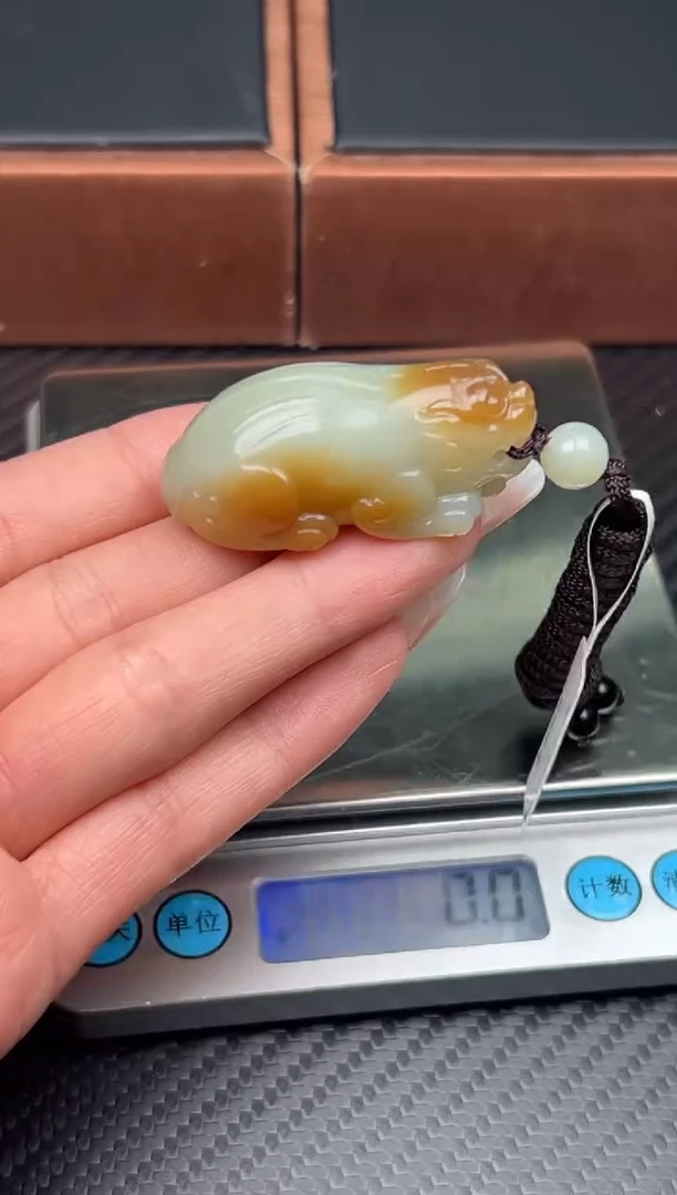 吊坠(赠链)未镶嵌和田玉若羌微色差吊坠