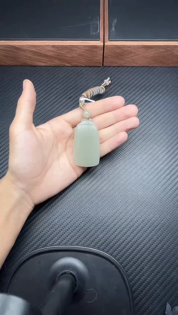 吊坠(赠链)未镶嵌和田玉且末微色差近矿吊坠J