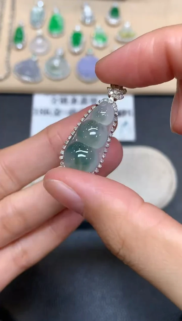 18K金镶嵌戒指翡翠福豆【无服务费