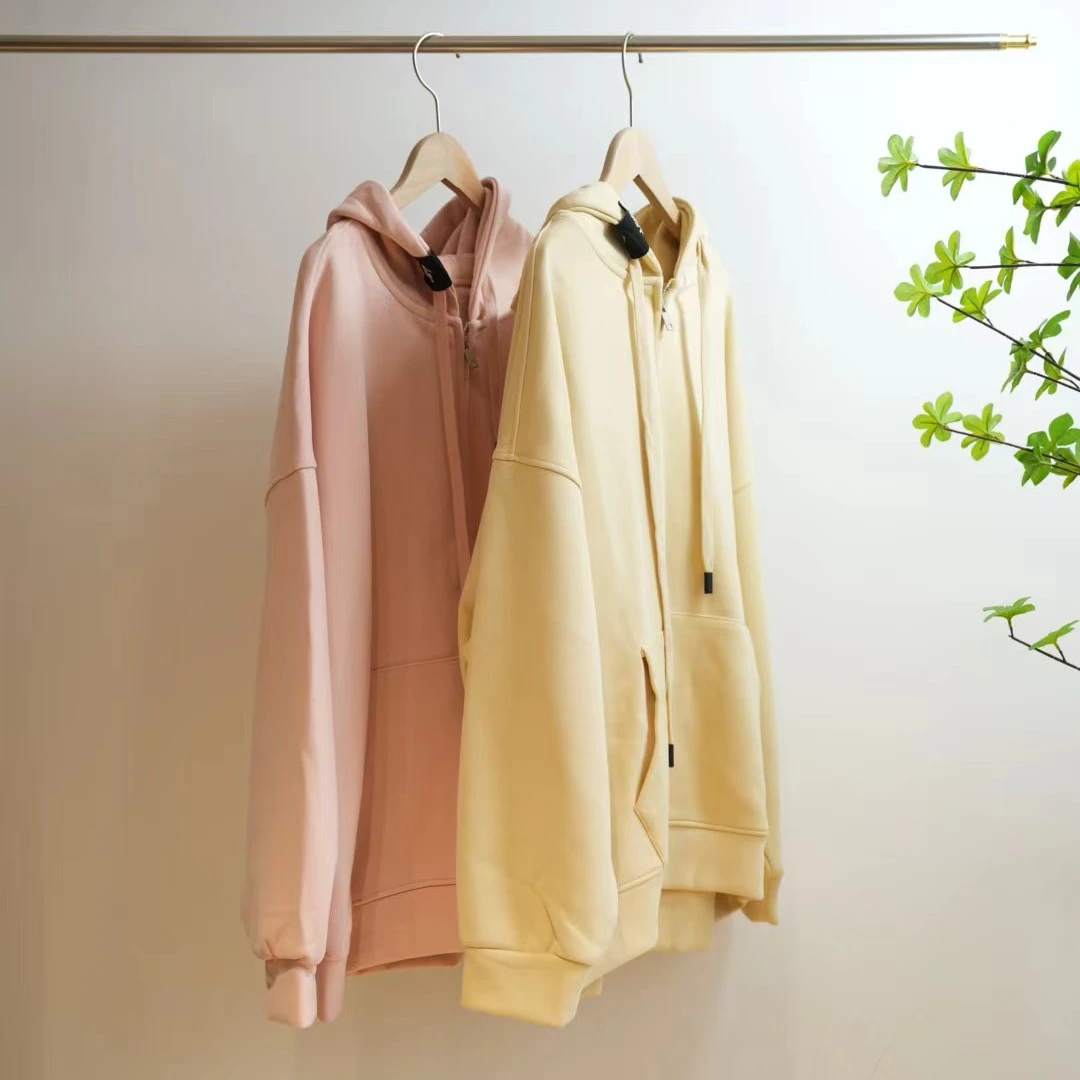 1028-一款两色袖子字母连帽休闲卫衣外套