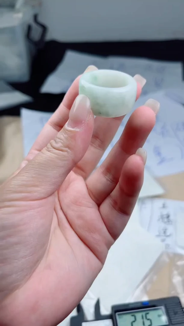 翡翠未镶嵌颈饰戒圈