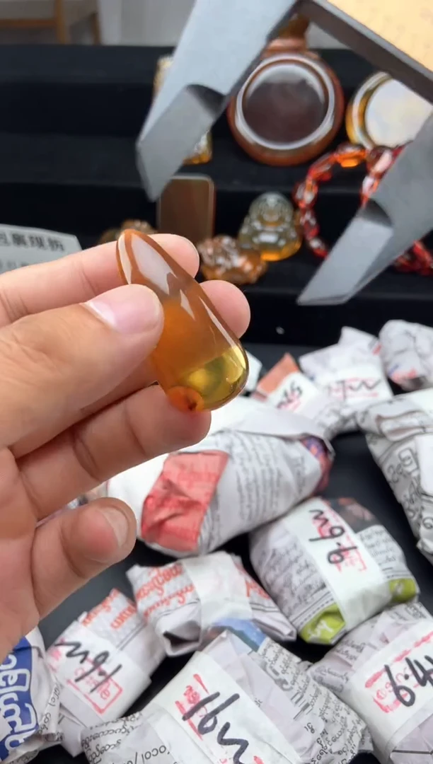 琥珀颈饰未镶嵌水滴吊坠