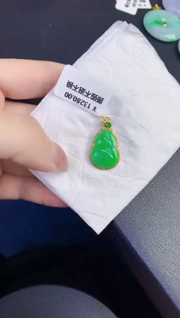 颈饰18K金镶嵌翡翠缅甸天然翡翠A货