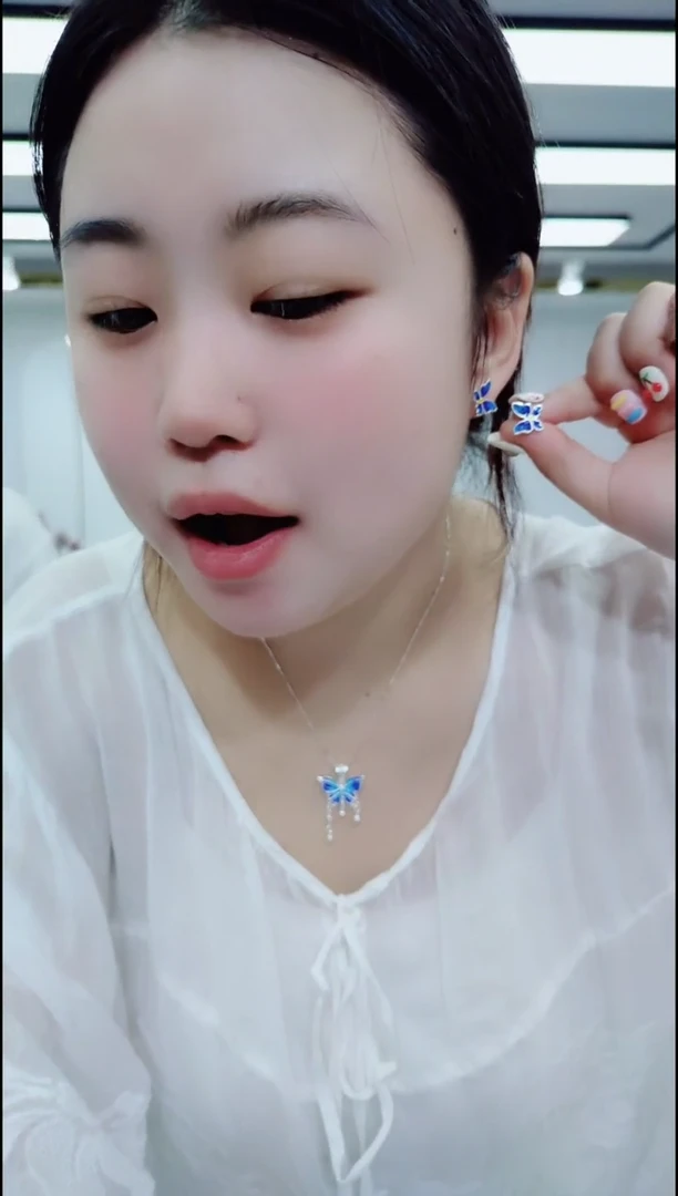 0703蓝色蝴蝶耳钉