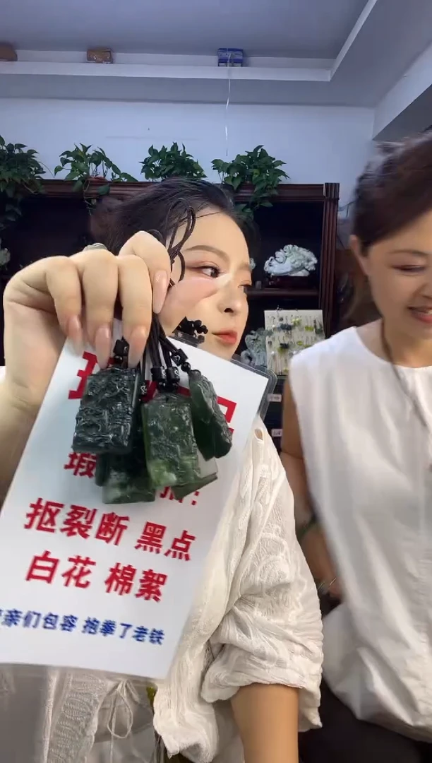 未镶嵌蛇纹石玉山水多样性发货其中之一大瑕疵品