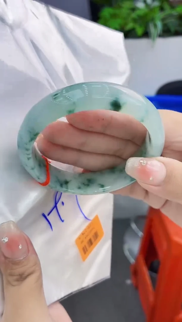 翡翠手镯未镶嵌翡翠手镯