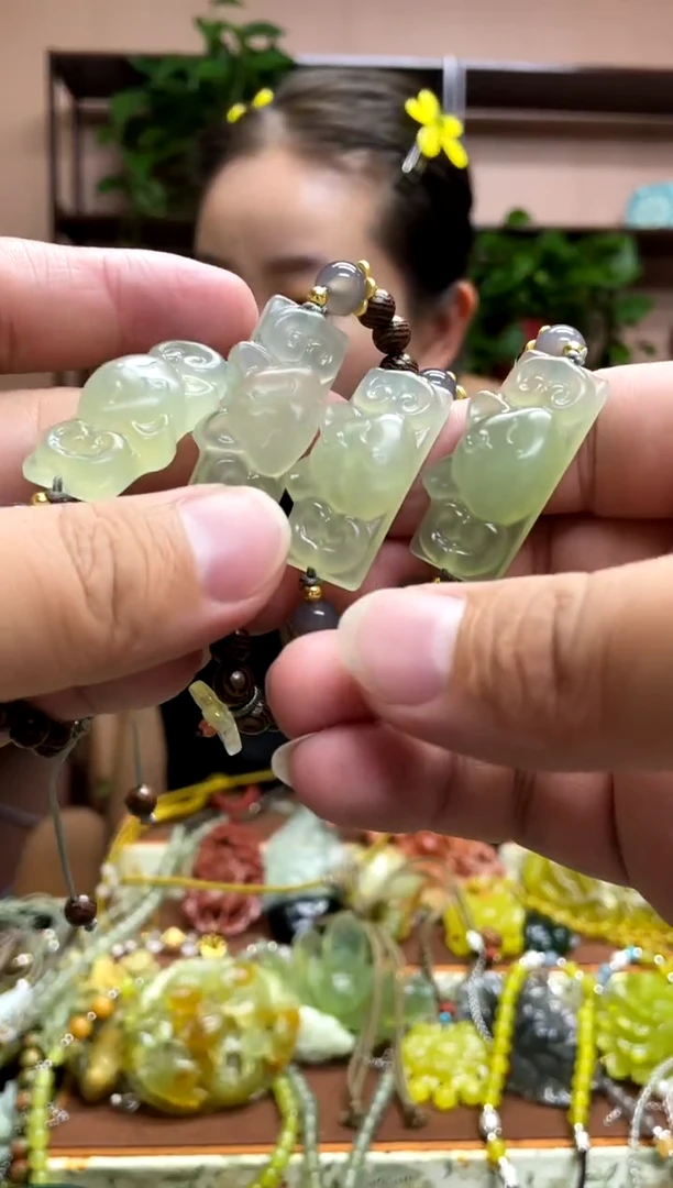 未镶嵌岫玉吊坠多样性发货发其中之一