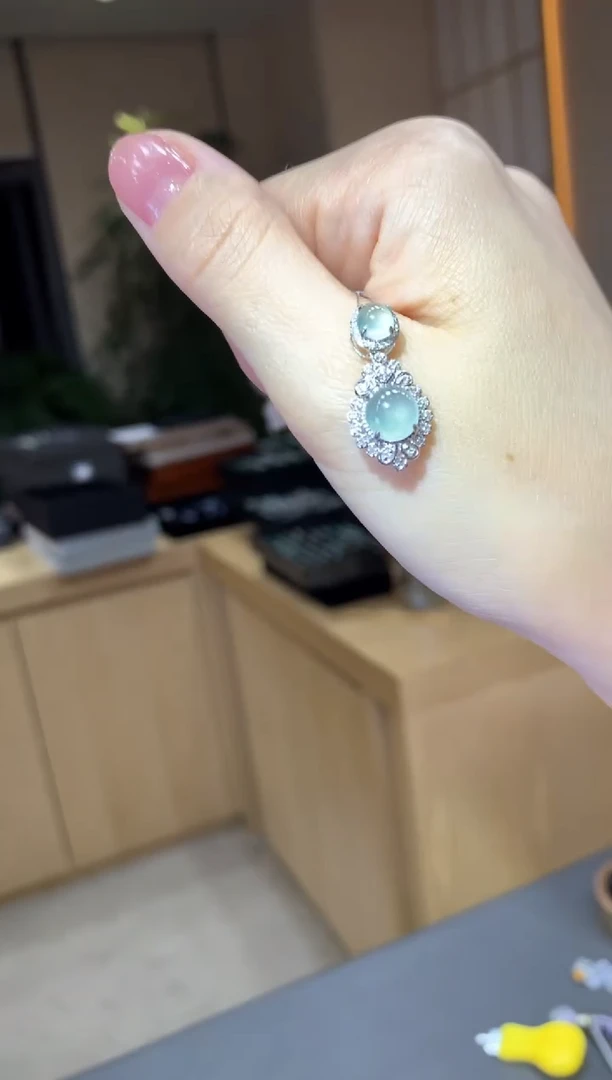 颈饰18K金镶嵌翡翠|不退不换