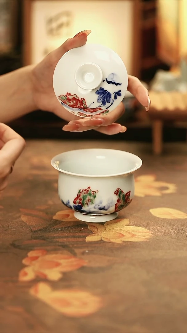 M205/东客/陶瓷青花釉里红牡丹盖碗