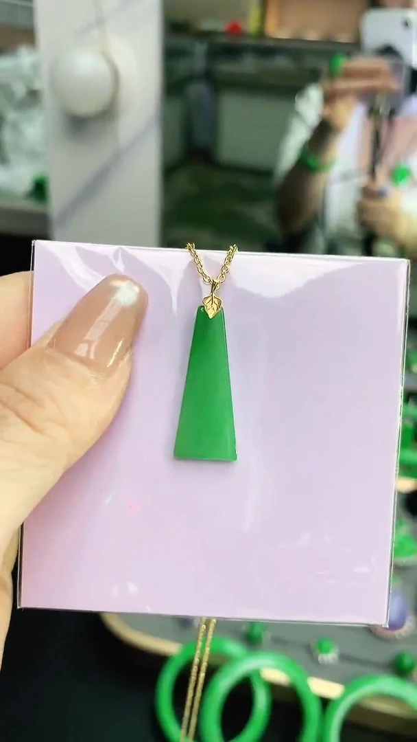 颈饰18K金镶嵌翡翠赠礼盒证书