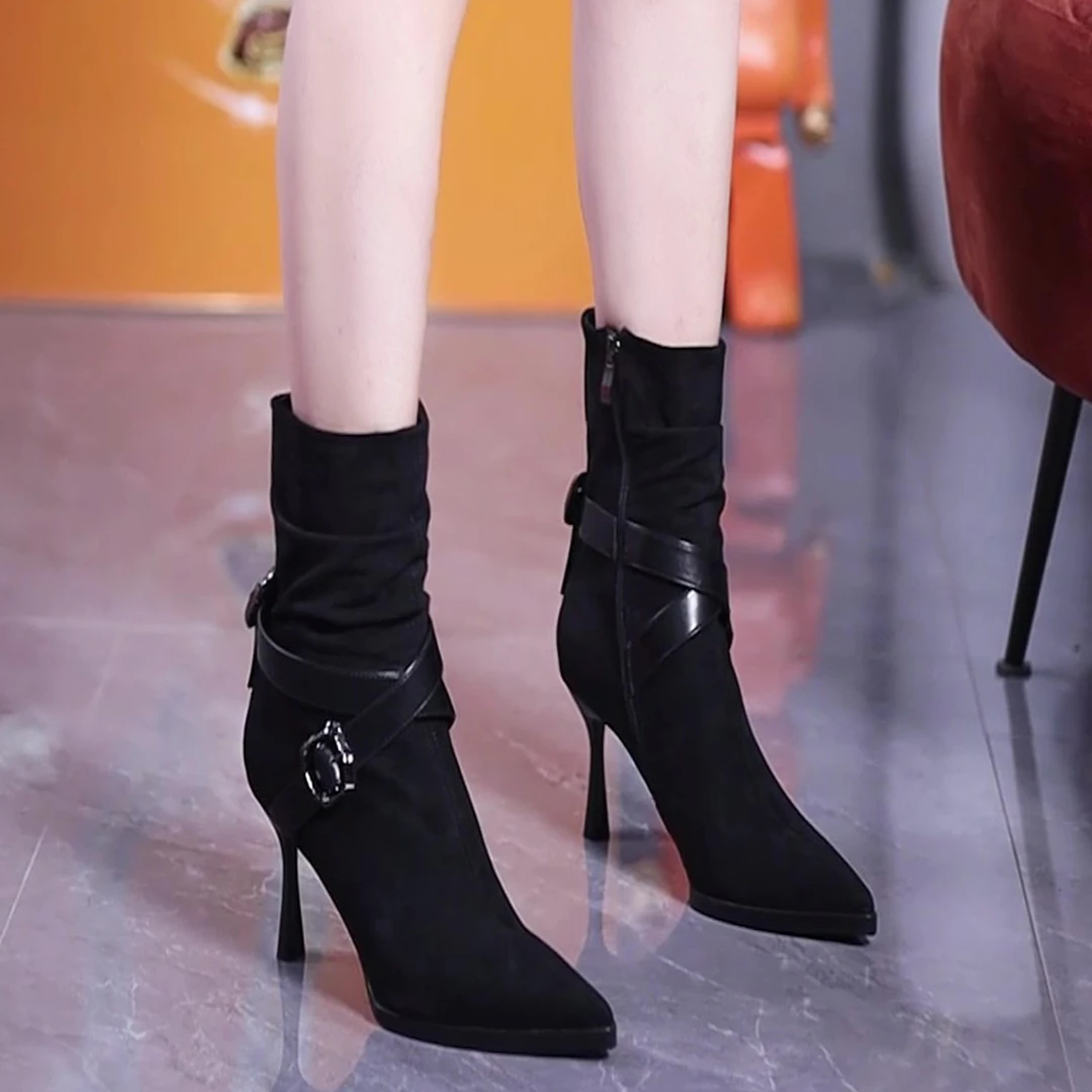 8cm御姐黑色高跟交叉皮带扣瘦瘦靴女2025性感尖头细跟侧拉链短靴