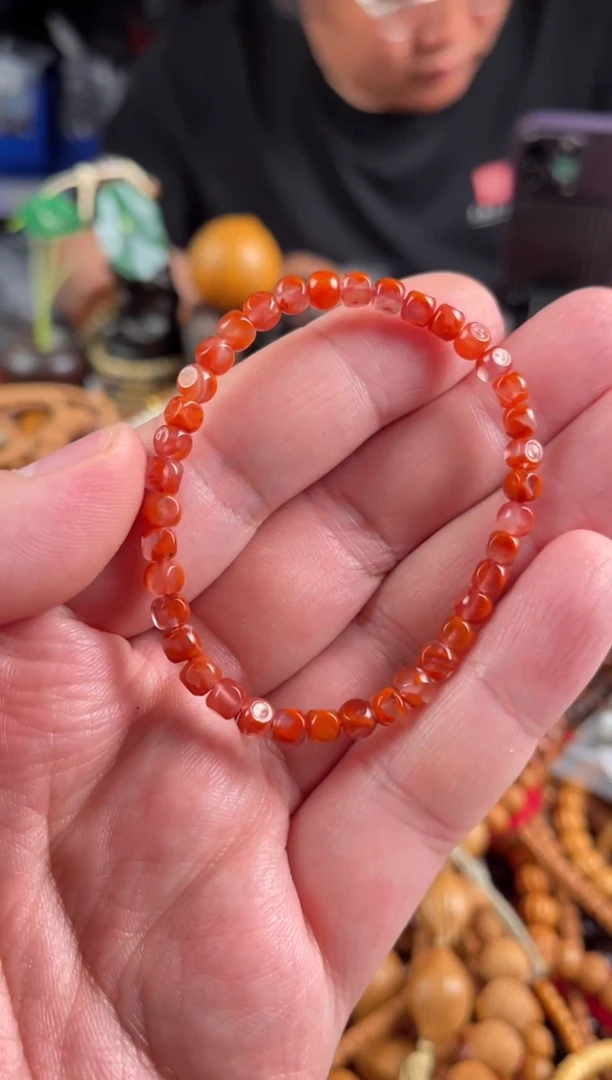 南红玛瑙.未镶嵌王胖子文玩工作室六方6*5左右女生款