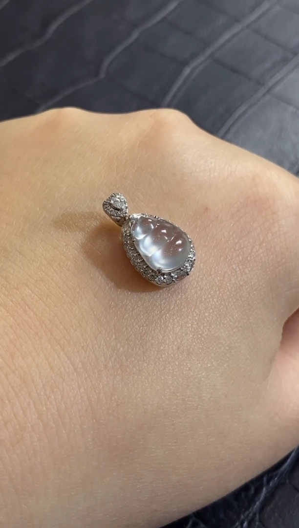 颈饰18K金镶嵌翡翠收到货48小时鉴赏期（超时不退不换）