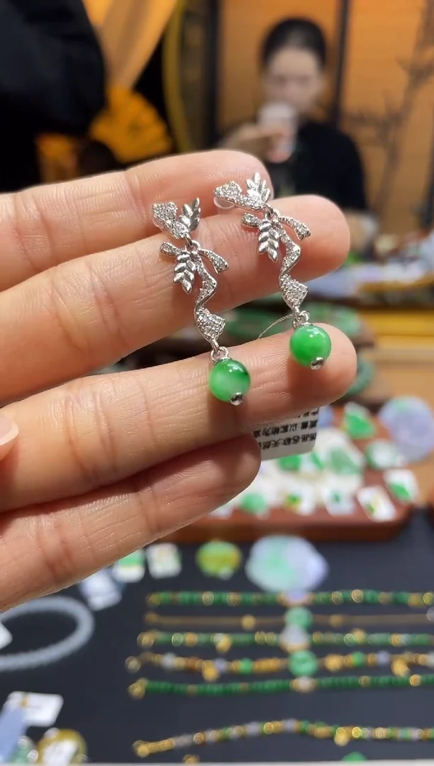 颈饰未镶嵌翡翠耳钉