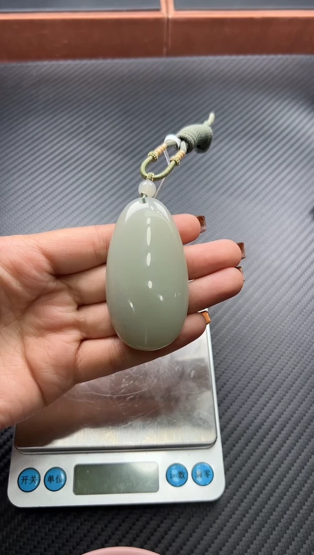 吊坠(赠链)未镶嵌和田玉且末微色差近况吊坠