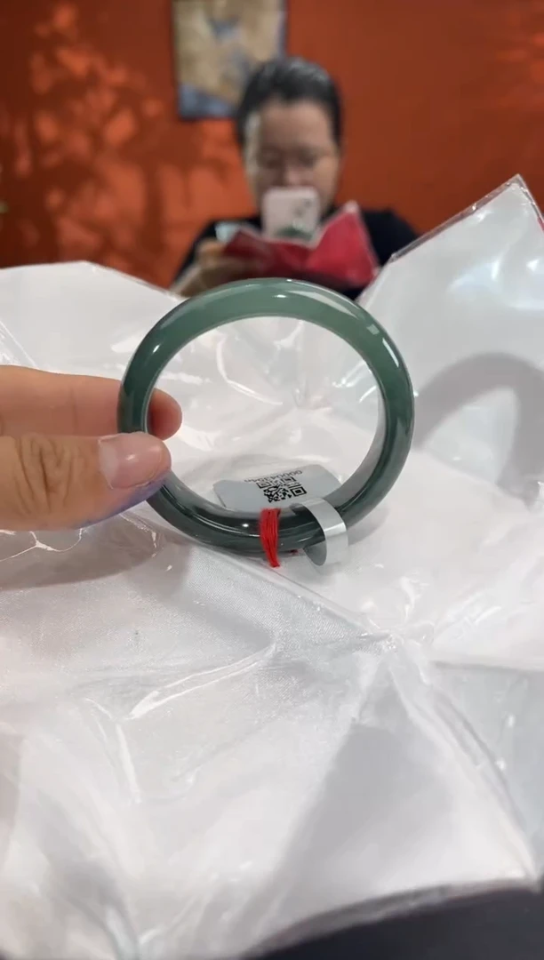 未镶嵌手镯（贵妃镯）翡翠翡翠手镯（微瑕）