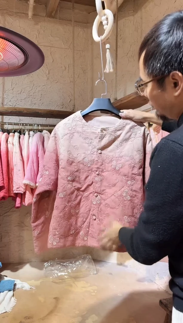 薯莨植物染刺绣蝴蝶棉服