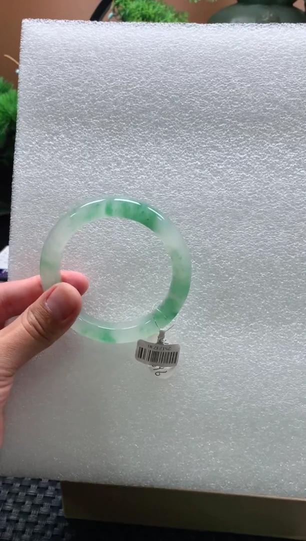 【闪购商品】石英质玉手镯未镶嵌青青60+小