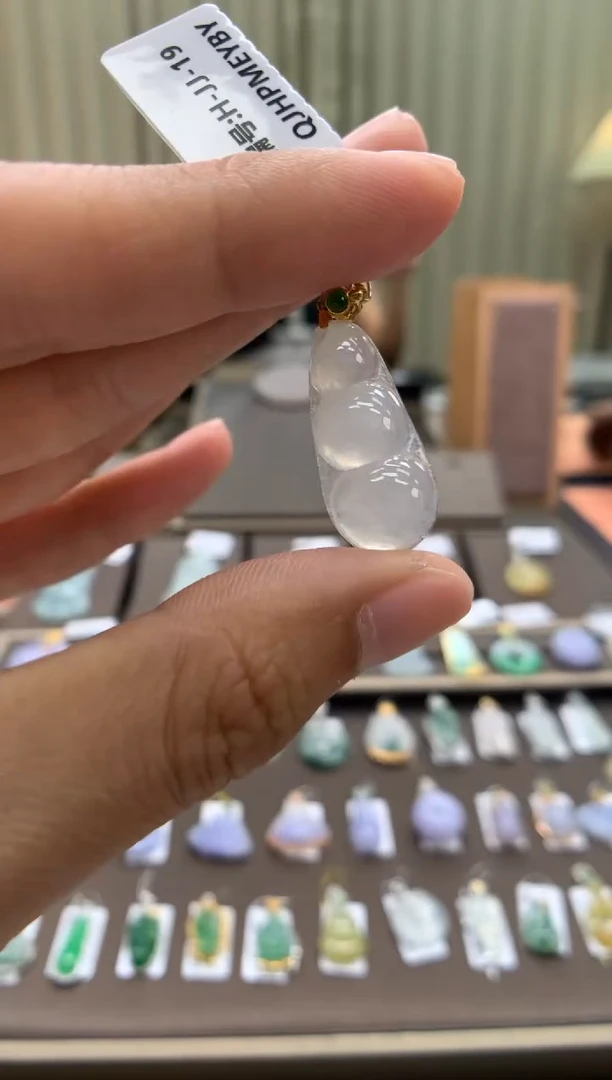 翡翠18K金镶嵌颈饰福豆