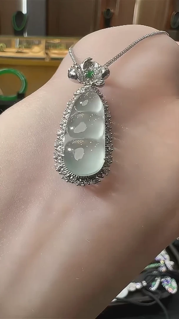 颈饰18K金镶嵌翡翠天然A货翡翠