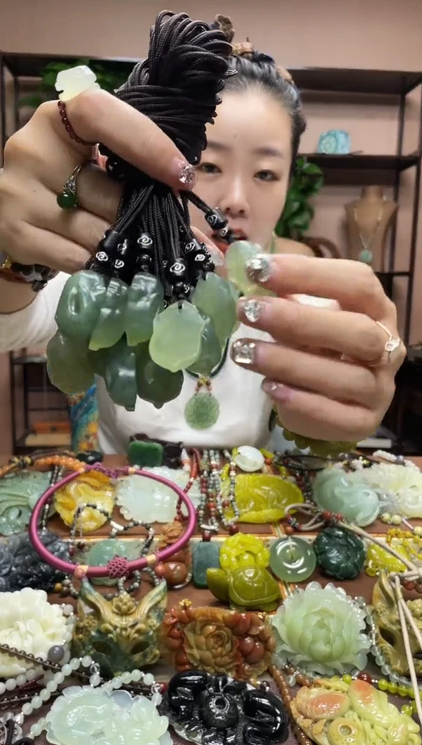 未镶嵌岫玉吊坠多样性发货发其中之一