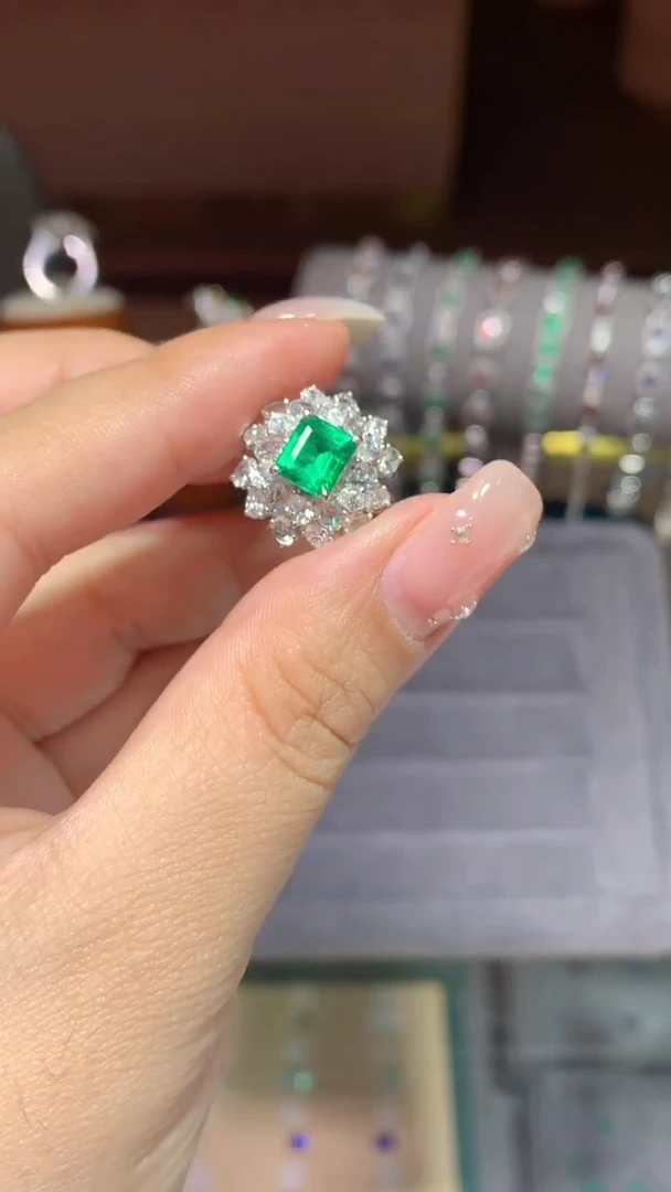 18K金镶嵌戒指祖母绿 1.02CT
