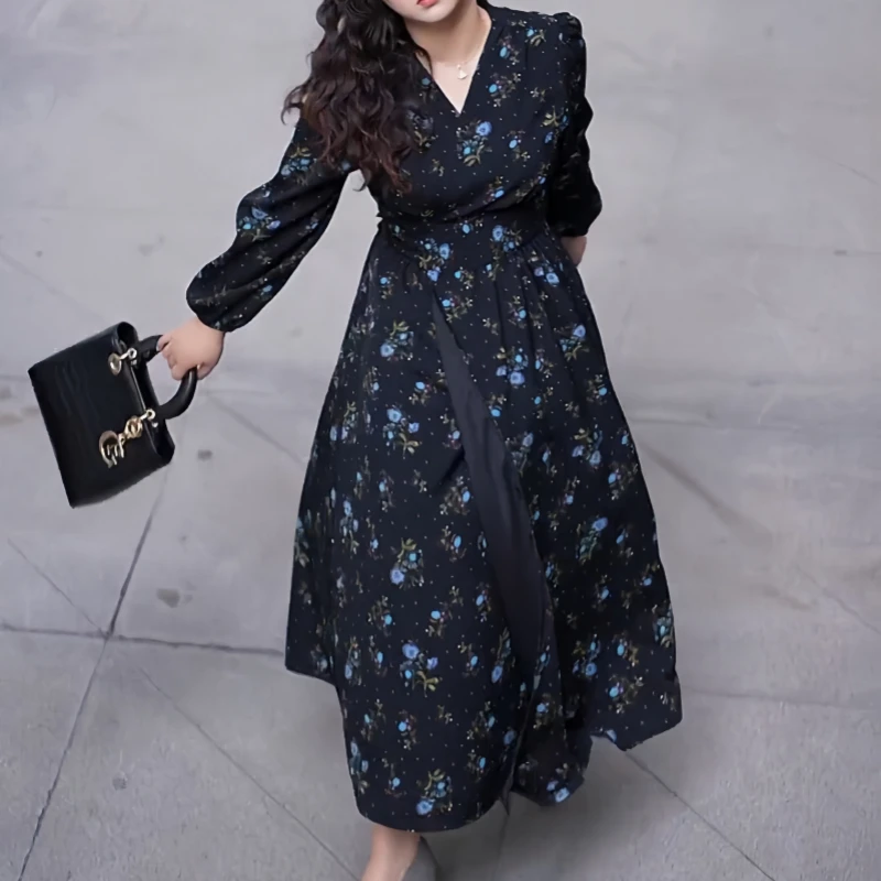 2025新款初秋时尚风百搭v领法式风碎花裙子遮肉显瘦气质风连衣裙
