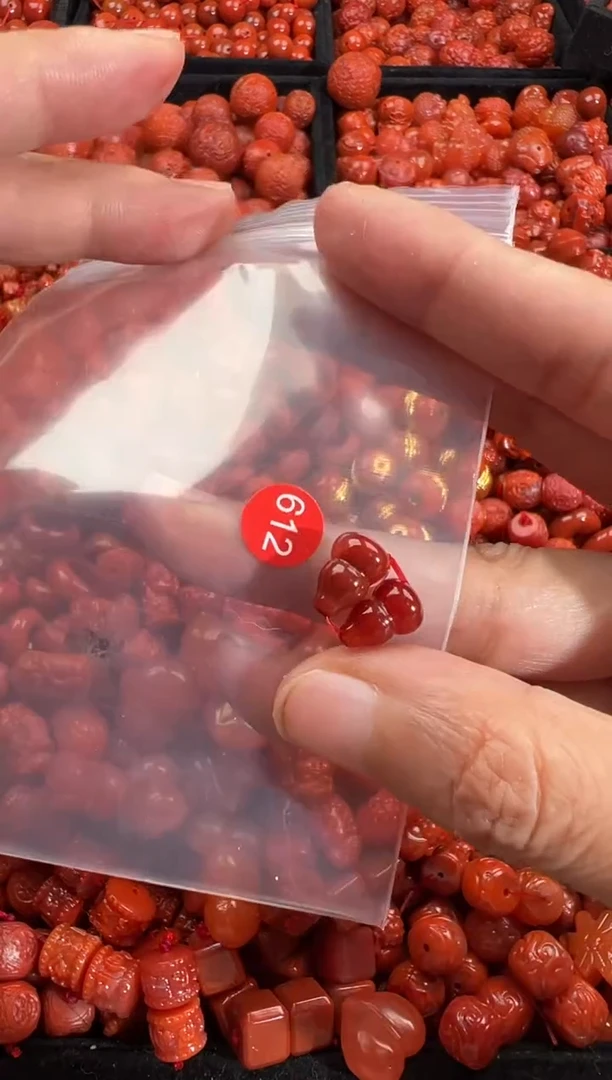 南红玛瑙未镶嵌颈饰1