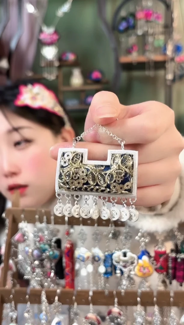 彩云南阁非遗老绣苗银饰品620