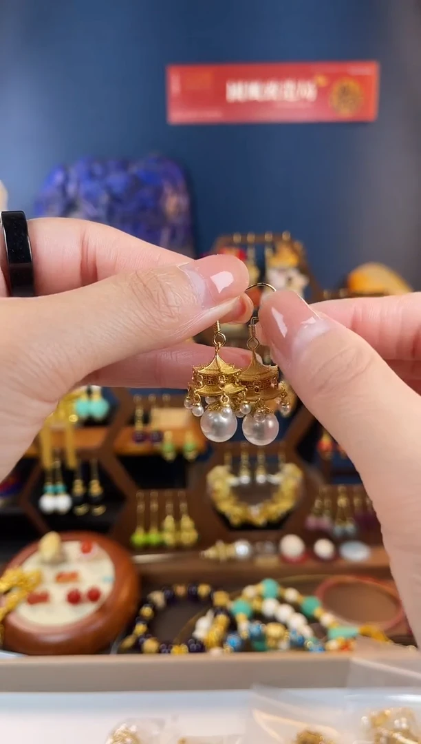 隐**蜂，亭台楼阁耳钩