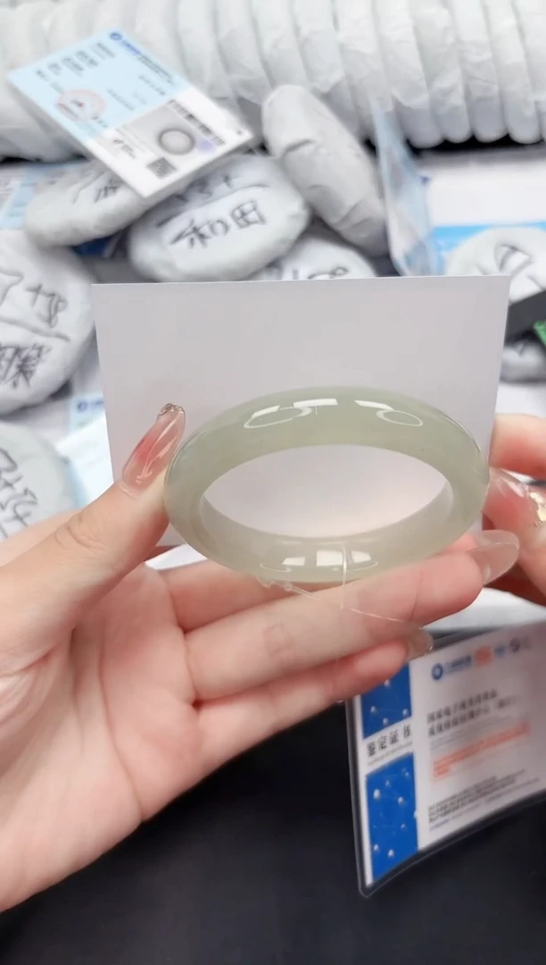 未镶嵌手镯石英质玉33-54.6D0