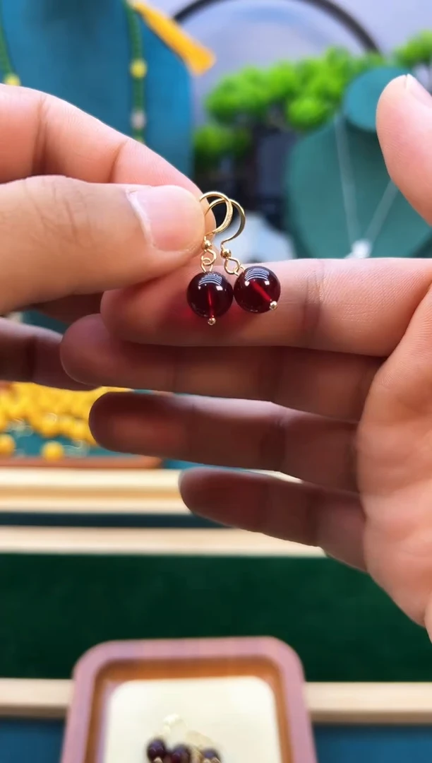 14K金镶嵌血珀耳饰E29