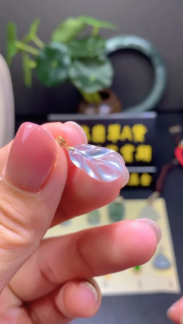翡翠18K金镶嵌颈饰翡翠吊坠