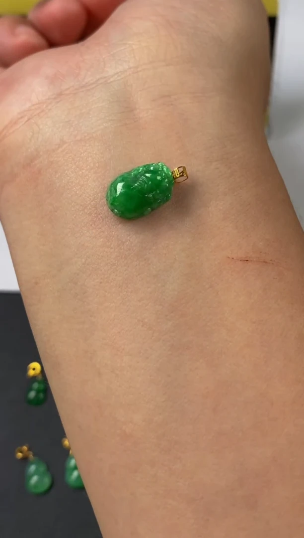 翡翠18K金镶嵌颈饰天然A货翡翠