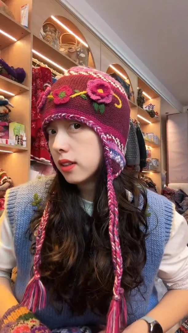 羊毛玫粉色刺绣护耳帽