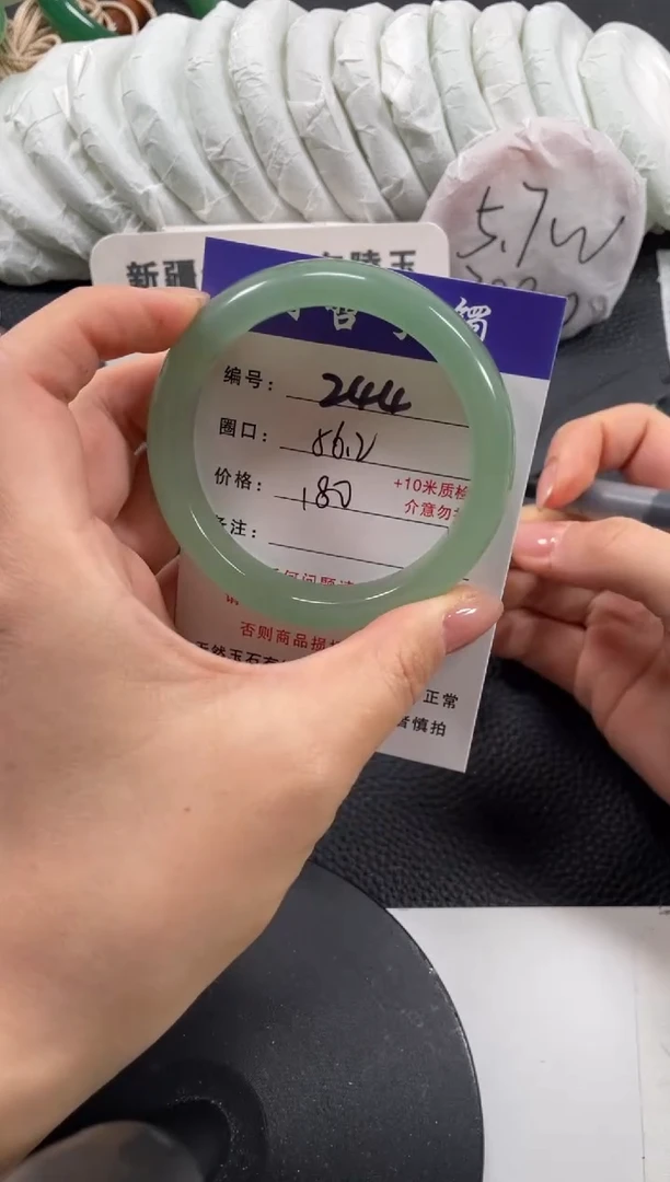 【闪购商品】石英质玉手镯未镶嵌56