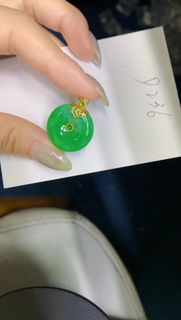 翡翠18K金镶嵌颈饰缅甸天然翡翠A货