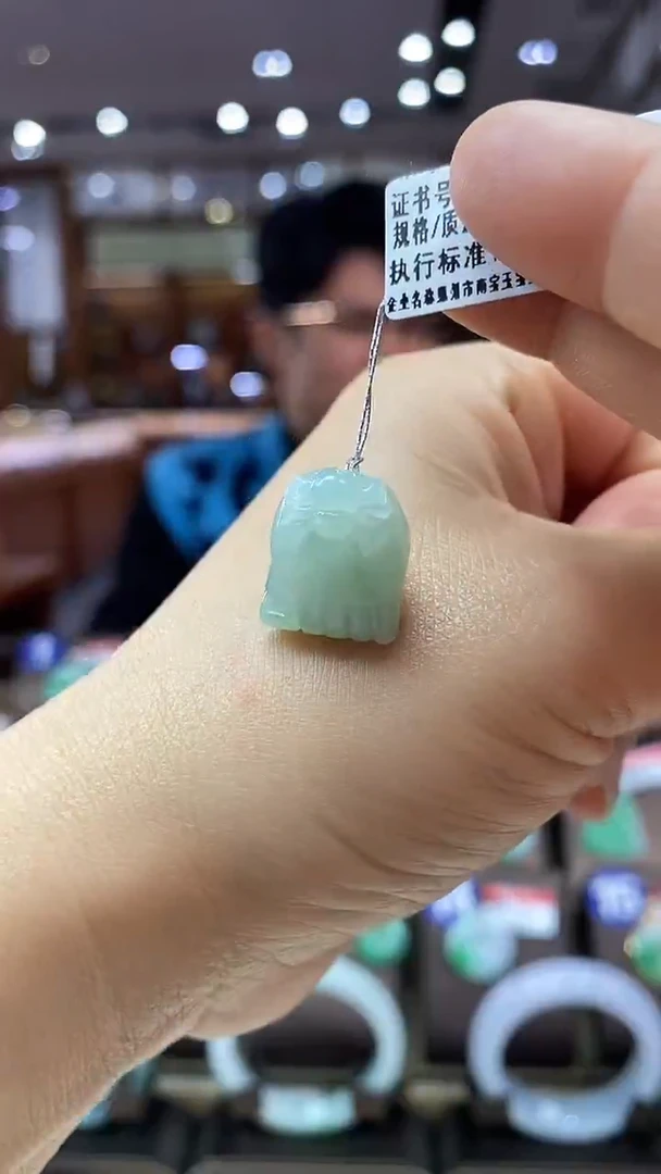 颈饰未镶嵌翡翠知足常乐