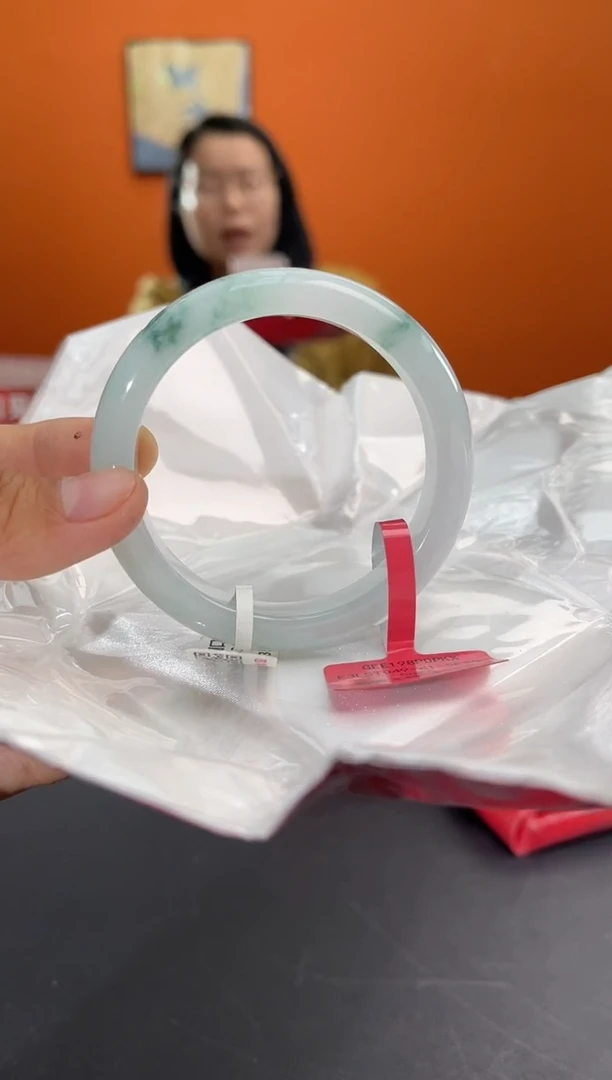 翡翠手镯未镶嵌翡翠手镯