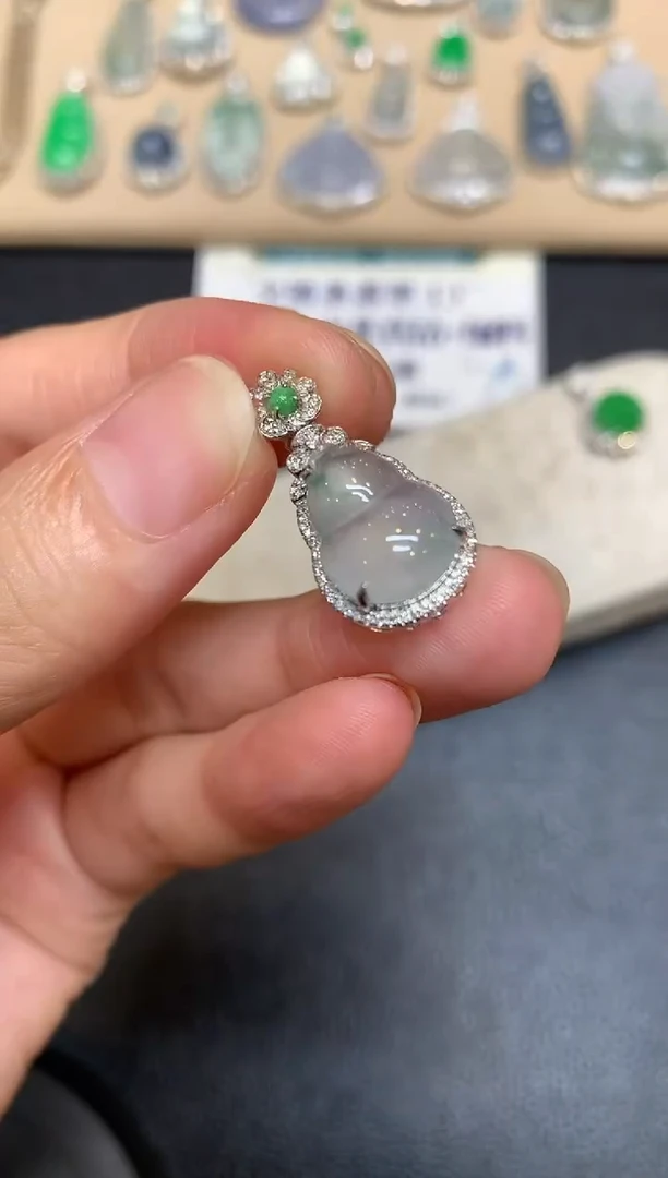 颈饰18K金镶嵌翡翠葫芦【无服务费【48小时鉴赏期】