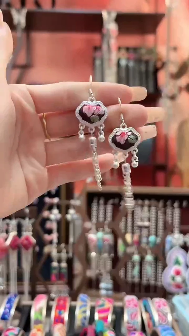 织绣云织谣民族风精美饰品   180