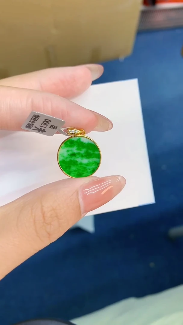 翡翠未镶嵌颈饰           1