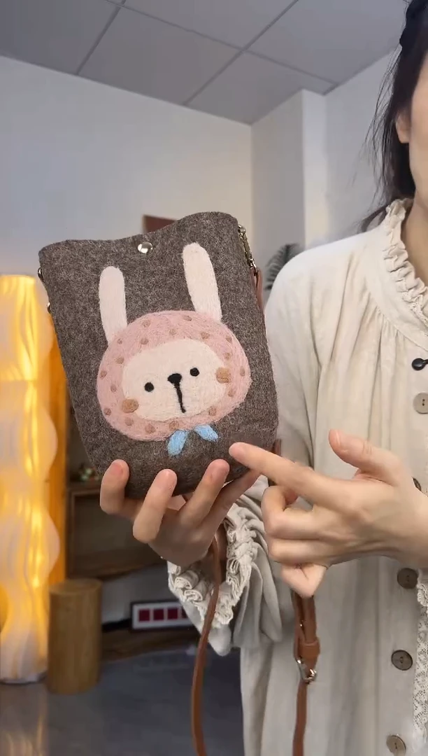 羊毛非遗纯手工包  手机包兔子