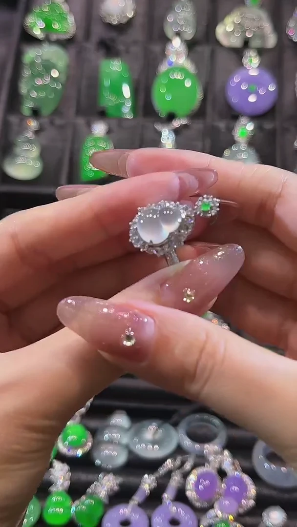 18K金镶嵌戒指翡翠戒指