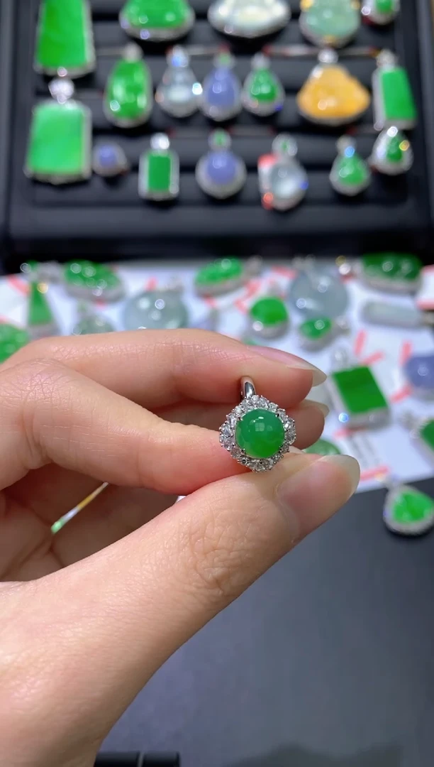 18K金镶嵌戒指翡翠蛋面