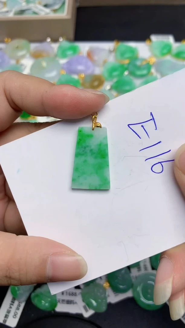 翡翠18K金镶嵌颈饰11111111