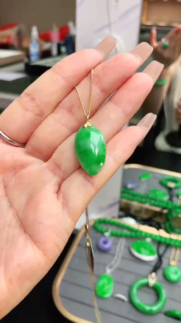 翡翠18K金镶嵌颈饰赠礼盒证书