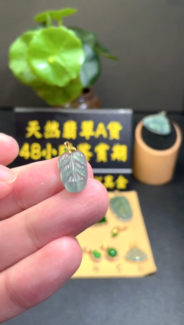颈饰18K金镶嵌翡翠翡翠A货