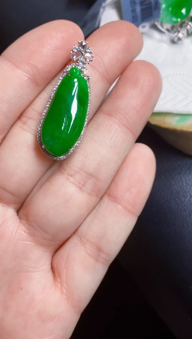 颈饰18K金镶嵌翡翠瓜